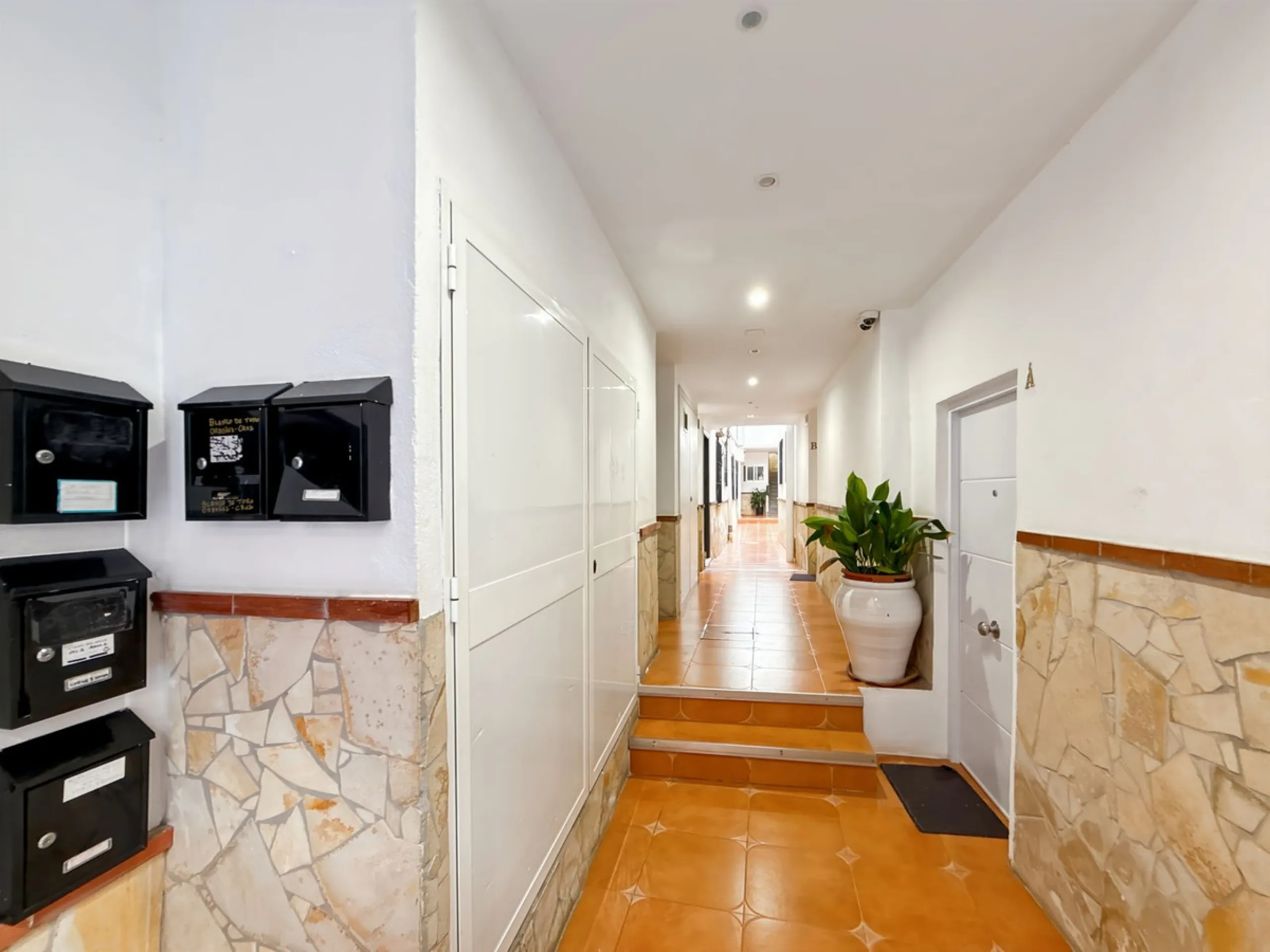 Apartment - Middle Floor Apartment в продаже в Málaga, Málaga. В доме 3 спален и 1 ванных комнат. Площадь дома 57 м²