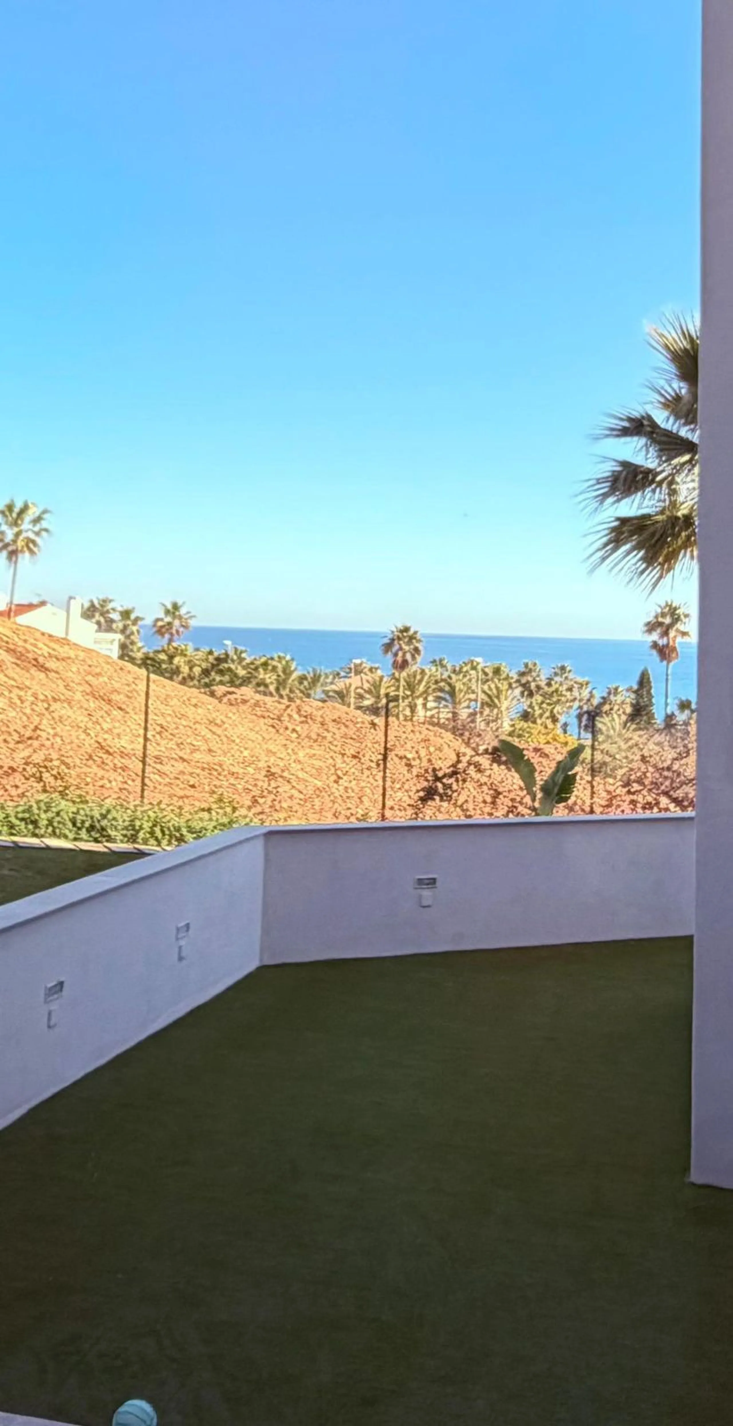 Modern ground floor apartment with sea views located in the sought-after Residencial Mediterráneo in Mijas Costa.