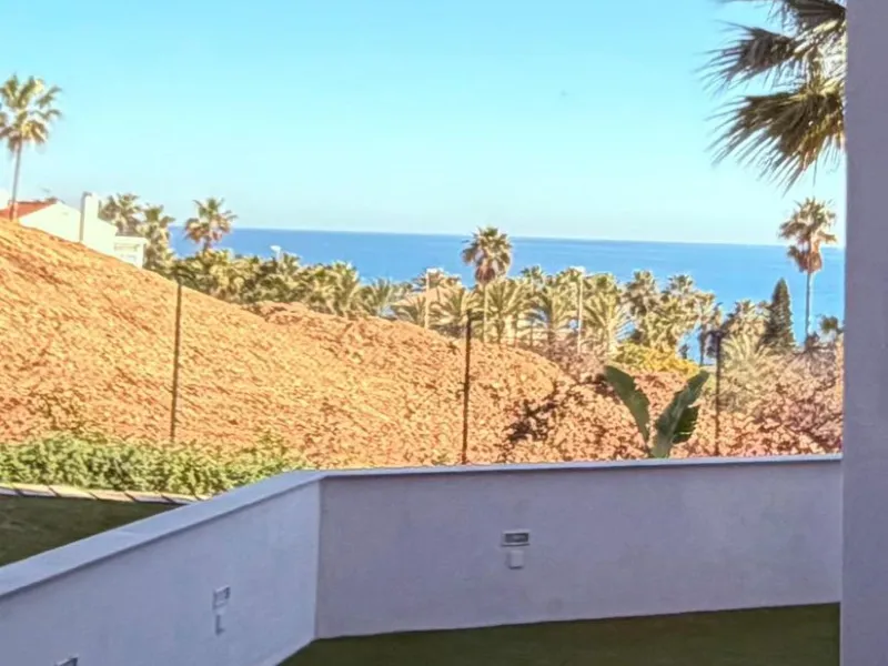 Modern ground floor apartment with sea views located in the sought-after Residencial Mediterráneo in Mijas Costa.
