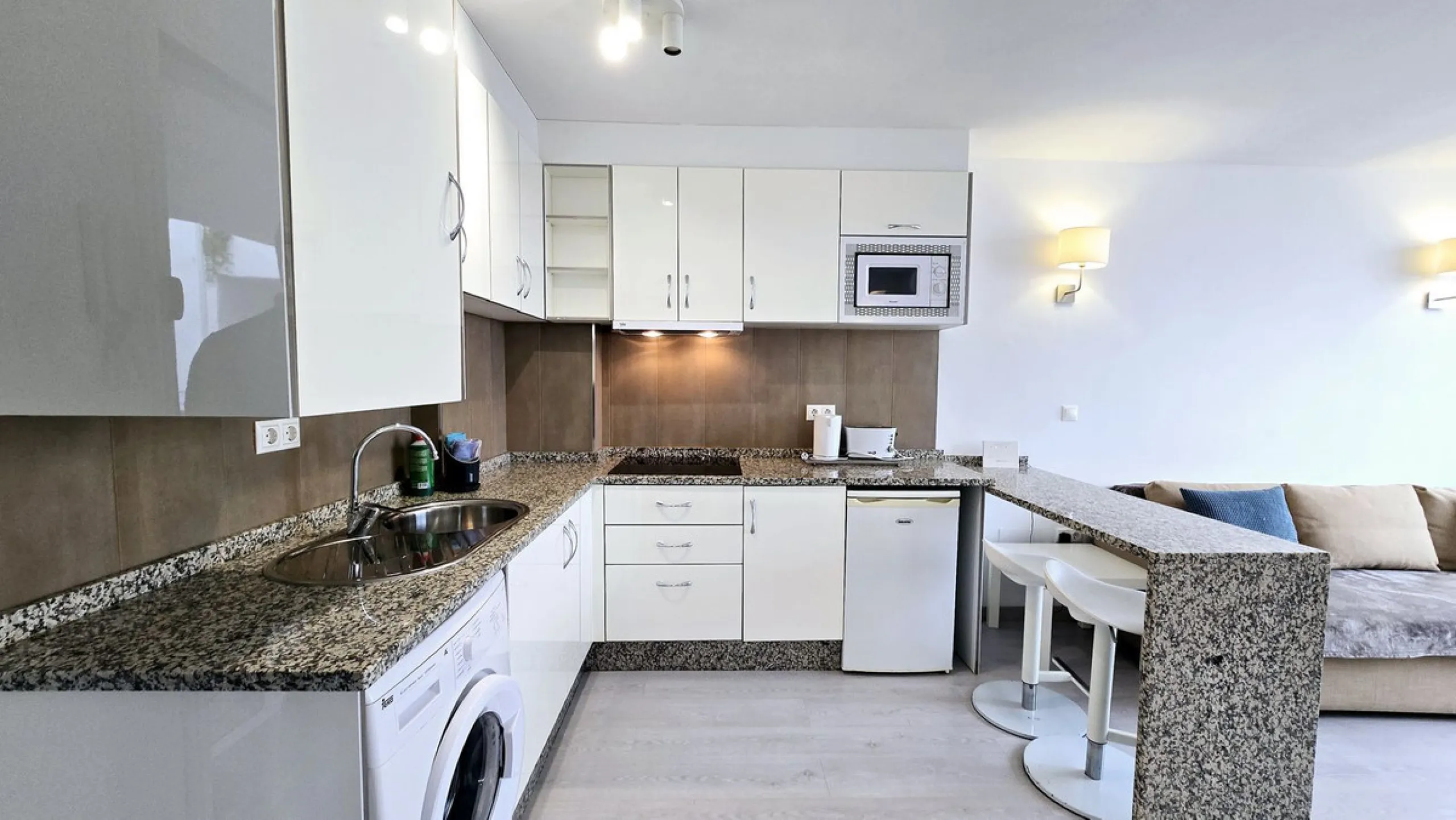 Apartment - Middle Floor Apartment в продаже в Marbella, Málaga. В доме 1 спален и 1 ванных комнат. Площадь дома 54 м²