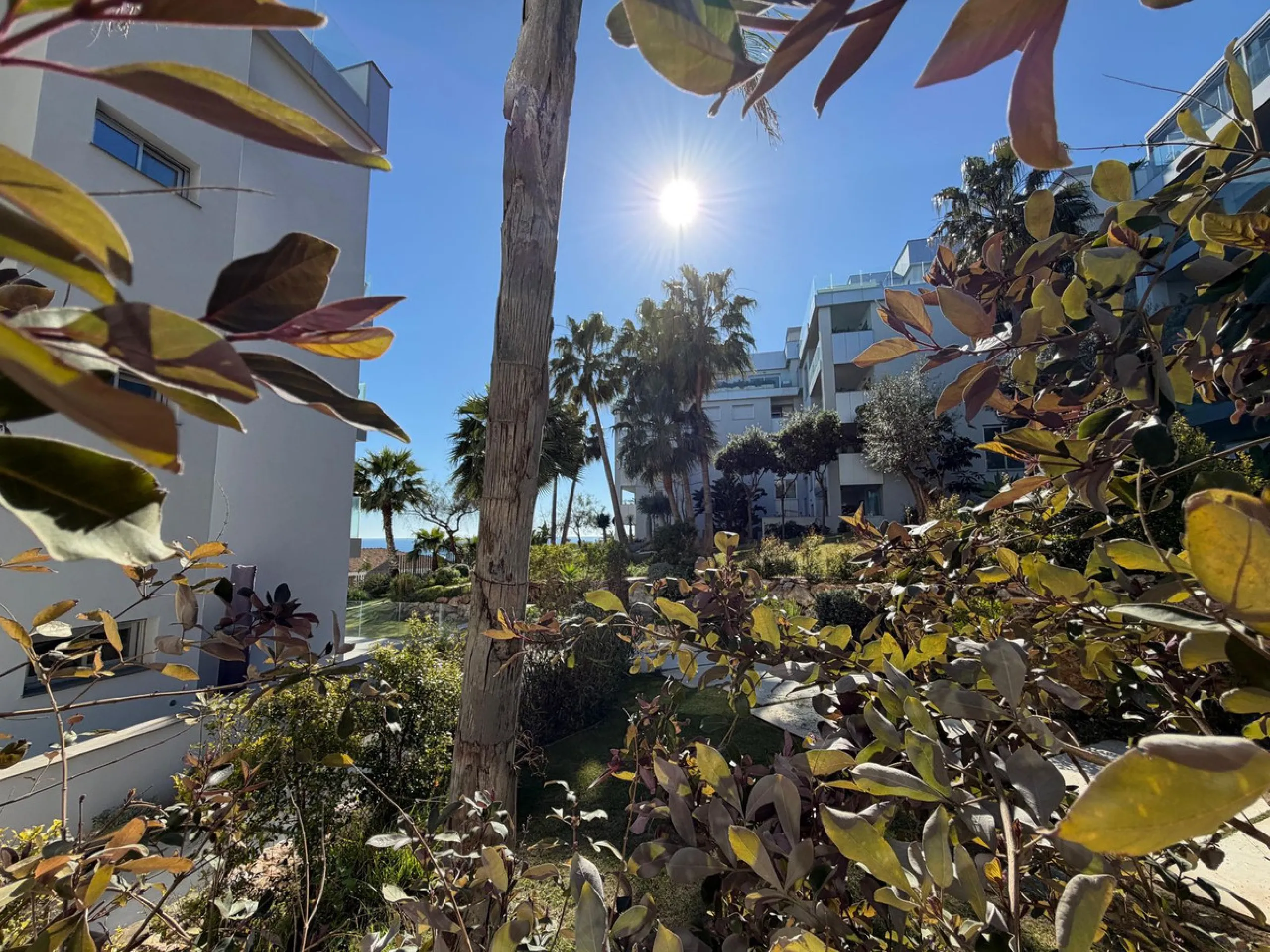 Modern ground floor apartment with sea views located in the sought-after Residencial Mediterráneo in Mijas Costa.