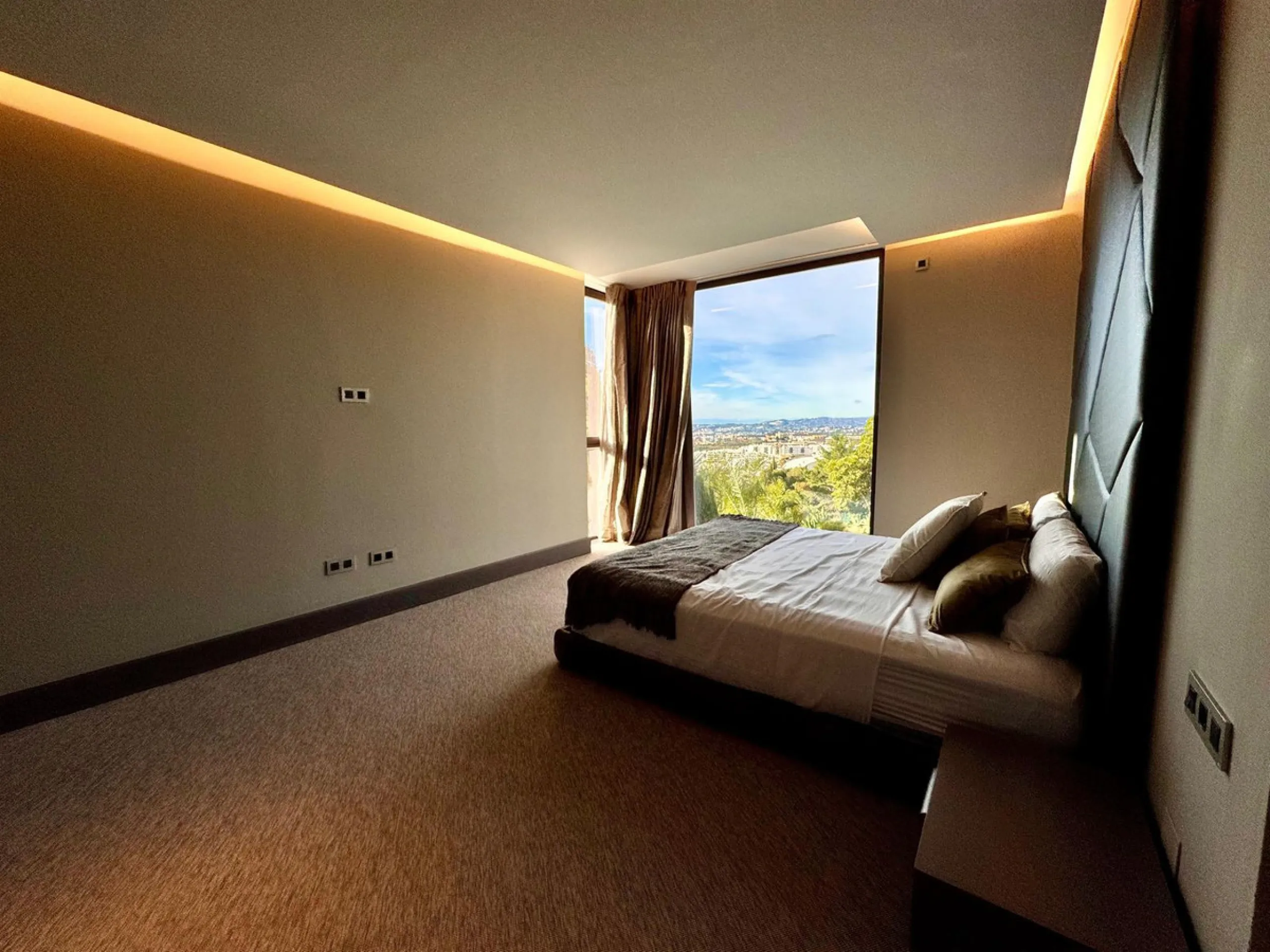 House - Detached Villa в продаже в Fuengirola, Málaga. В доме 3 спален и 4 ванных комнат. Площадь дома 435 м²