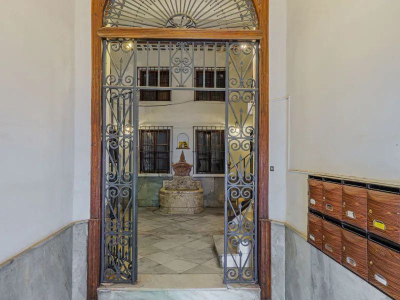 Stately 18th-century building of great architectural value and remarkable potential for transformation. Located in a prime area of the Historic Centre, in a quiet setting just a short distance from the city's main monuments, cultural venues, museums, thea