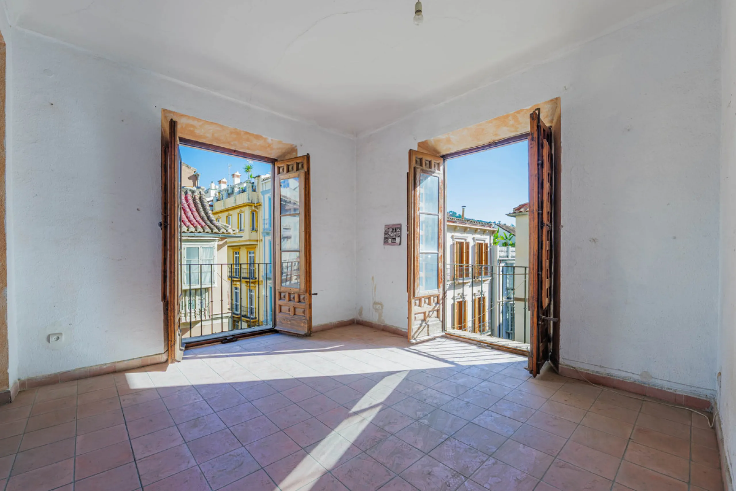 Commercial - Other в продаже в Málaga, Málaga. Площадь дома 1388 м². Площадь участка 343 м²