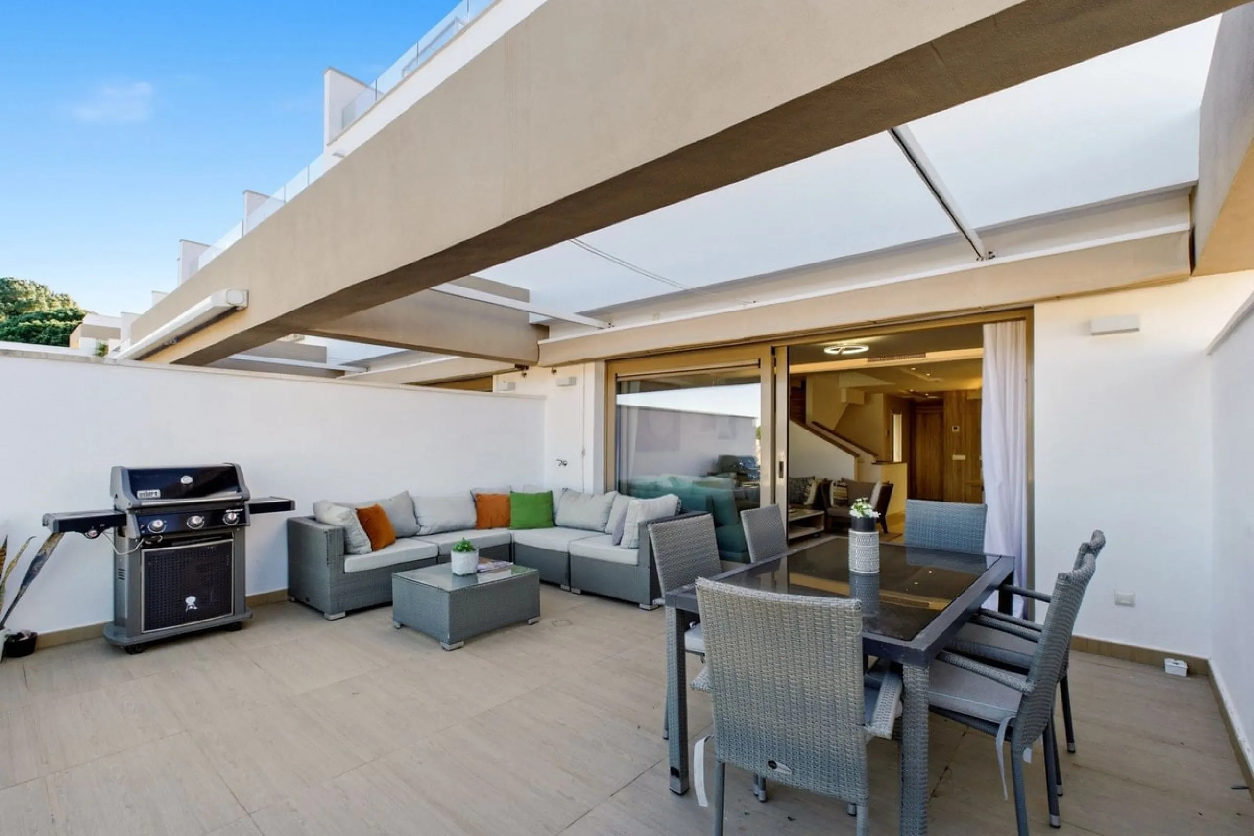 Dieses stilvolle Reihenhaus vereint Wohnraum, Natürlichkeit und modernes Design zu einem komfortablen Zuhause – ideal für den dauerhaften Wohnsitz oder als Ferienwohnung. Marmorböden und ein warmes, zeitgenössisches Ambiente zeichnen es aus