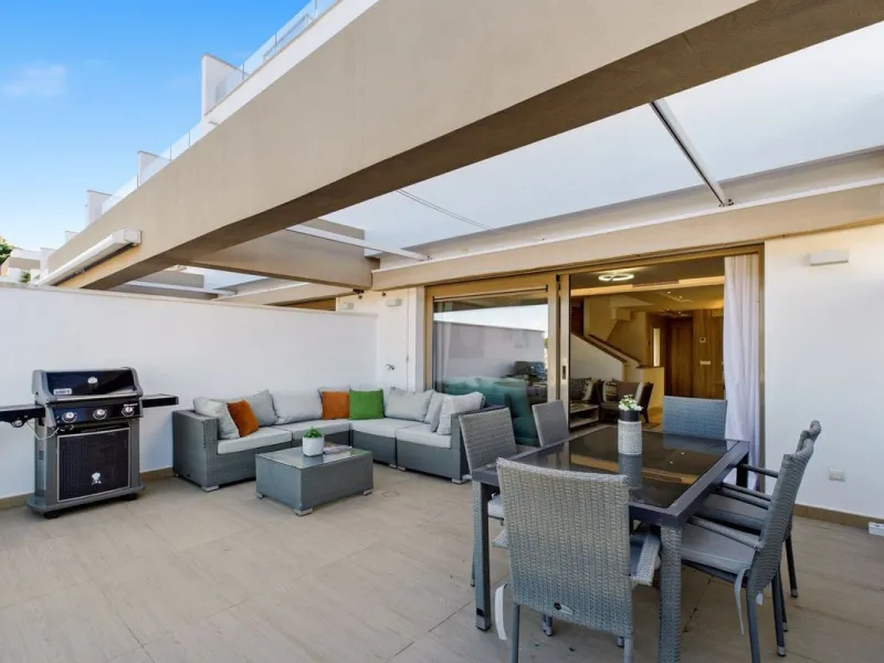Dieses stilvolle Reihenhaus vereint Wohnraum, Natürlichkeit und modernes Design zu einem komfortablen Zuhause – ideal für den dauerhaften Wohnsitz oder als Ferienwohnung. Marmorböden und ein warmes, zeitgenössisches Ambiente zeichnen es aus