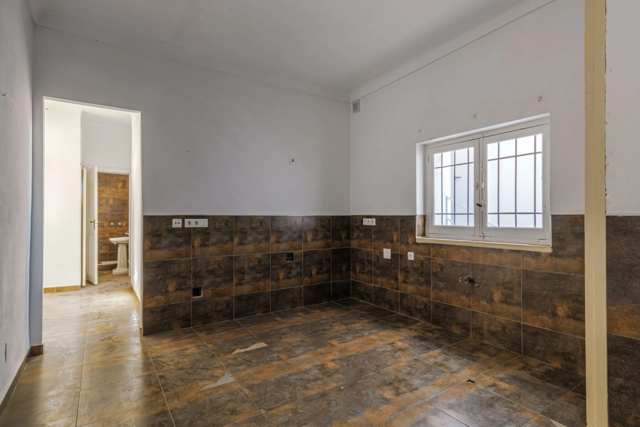 Commercial - Other в продаже в Málaga, Málaga. Площадь дома 1388 м². Площадь участка 343 м²