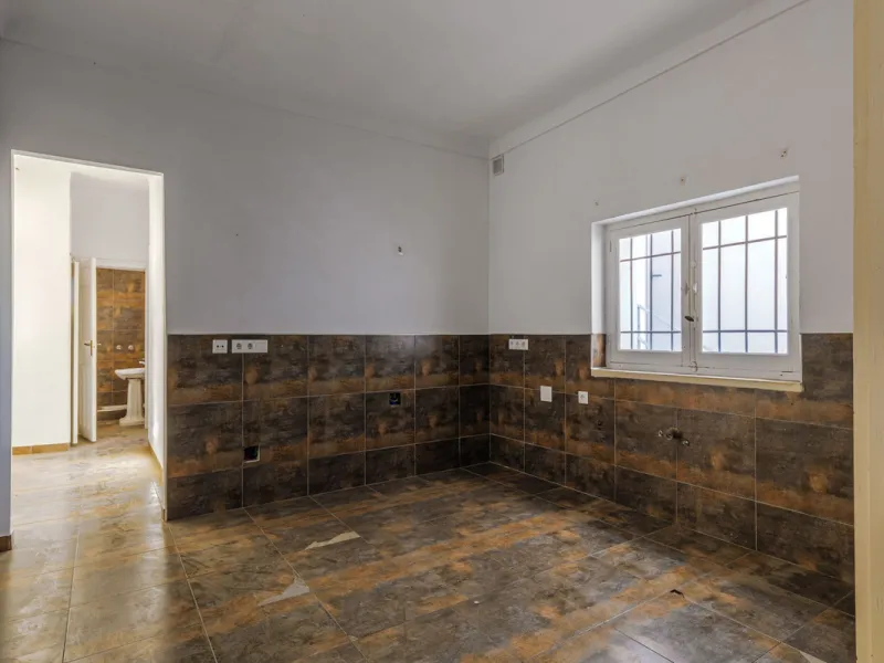 Commercial - Other в продаже в Málaga, Málaga. Площадь дома 1388 м². Площадь участка 343 м²