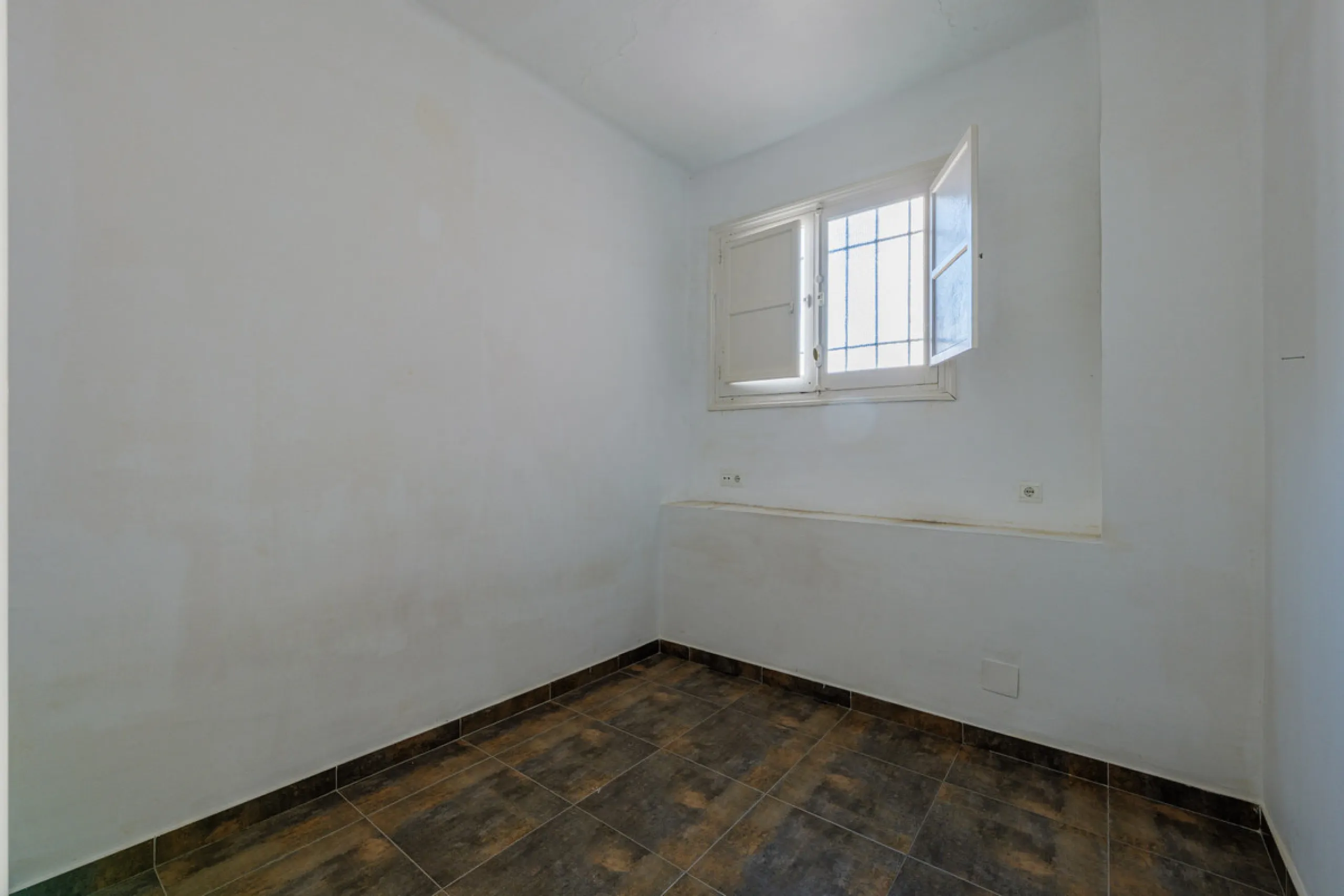 Commercial - Other в продаже в Málaga, Málaga. Площадь дома 1388 м². Площадь участка 343 м²
