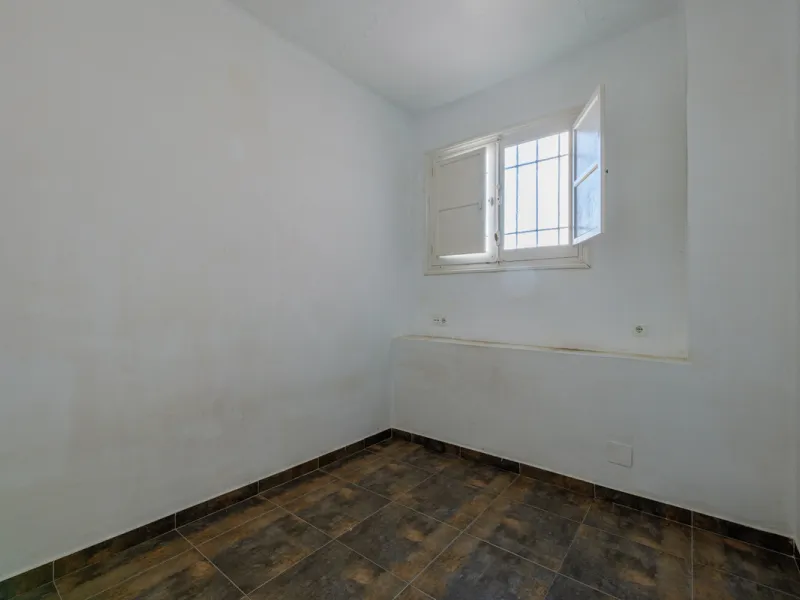 Commercial - Other в продаже в Málaga, Málaga. Площадь дома 1388 м². Площадь участка 343 м²