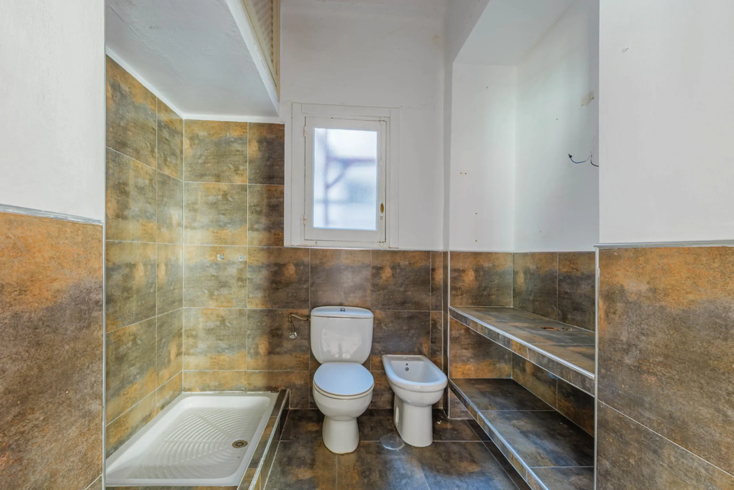 Commercial - Other в продаже в Málaga, Málaga. Площадь дома 1388 м². Площадь участка 343 м²