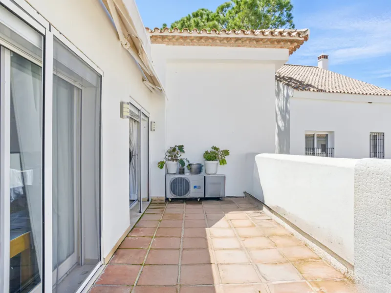 Spacious four-bedroom, duplex penthouse in the Los Pinos de Aloha complex, Nueva Andalucía, Marbella. This gated community offer security cameras, evening guard, access to a communal swimming pool and gardens and offers views of the surrounding landscape,