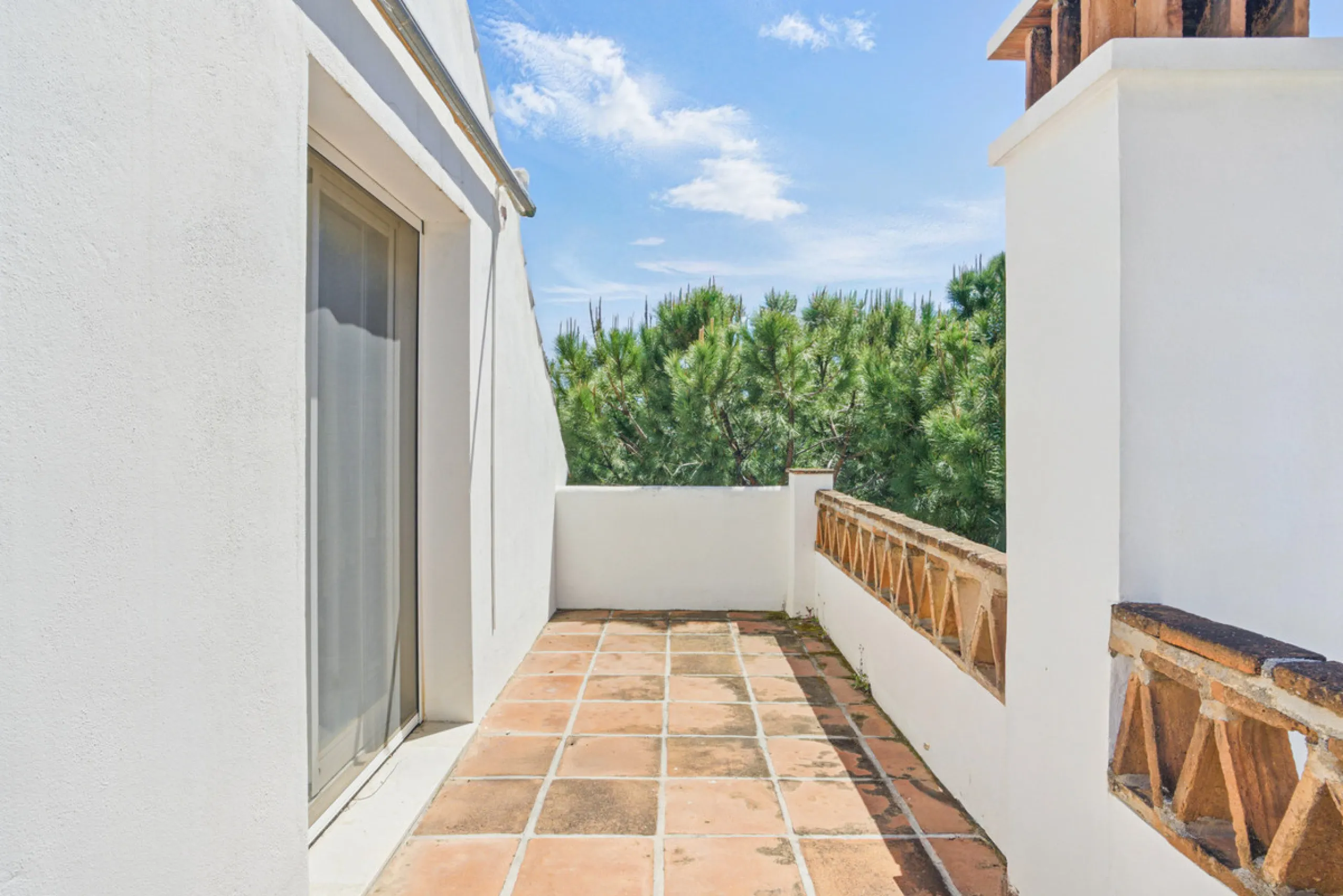 Spacious four-bedroom, duplex penthouse in the Los Pinos de Aloha complex, Nueva Andalucía, Marbella. This gated community offer security cameras, evening guard, access to a communal swimming pool and gardens and offers views of the surrounding landscape,