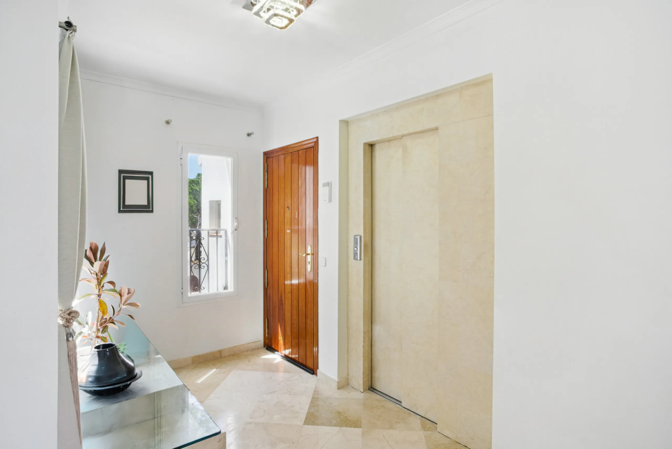 Spacious four-bedroom, duplex penthouse in the Los Pinos de Aloha complex, Nueva Andalucía, Marbella. This gated community offer security cameras, evening guard, access to a communal swimming pool and gardens and offers views of the surrounding landscape,