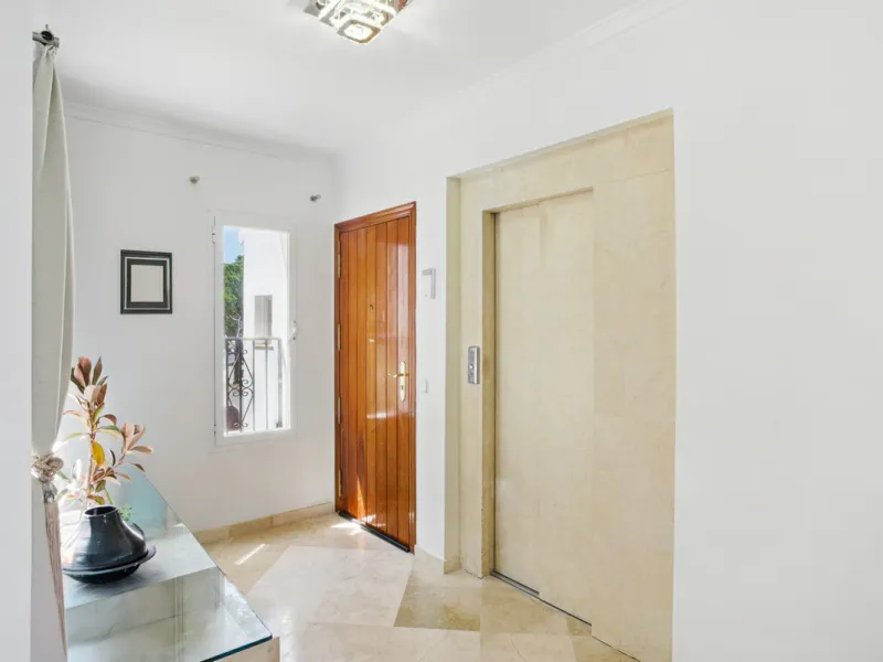 Spacious four-bedroom, duplex penthouse in the Los Pinos de Aloha complex, Nueva Andalucía, Marbella. This gated community offer security cameras, evening guard, access to a communal swimming pool and gardens and offers views of the surrounding landscape,