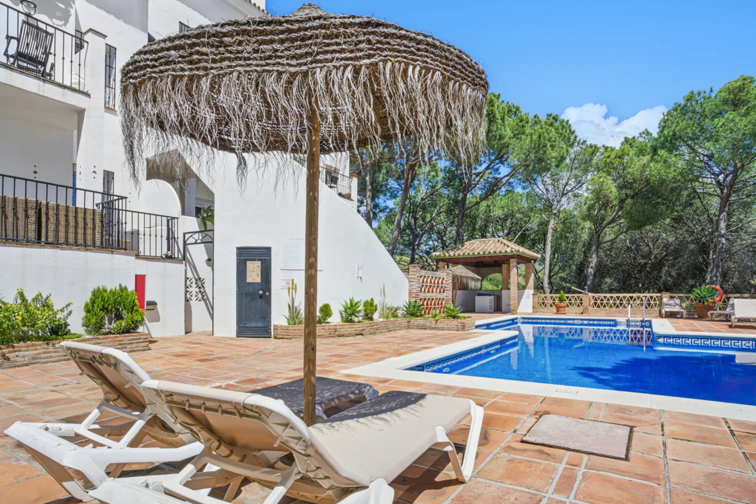 Spacious four-bedroom, duplex penthouse in the Los Pinos de Aloha complex, Nueva Andalucía, Marbella. This gated community offer security cameras, evening guard, access to a communal swimming pool and gardens and offers views of the surrounding landscape,