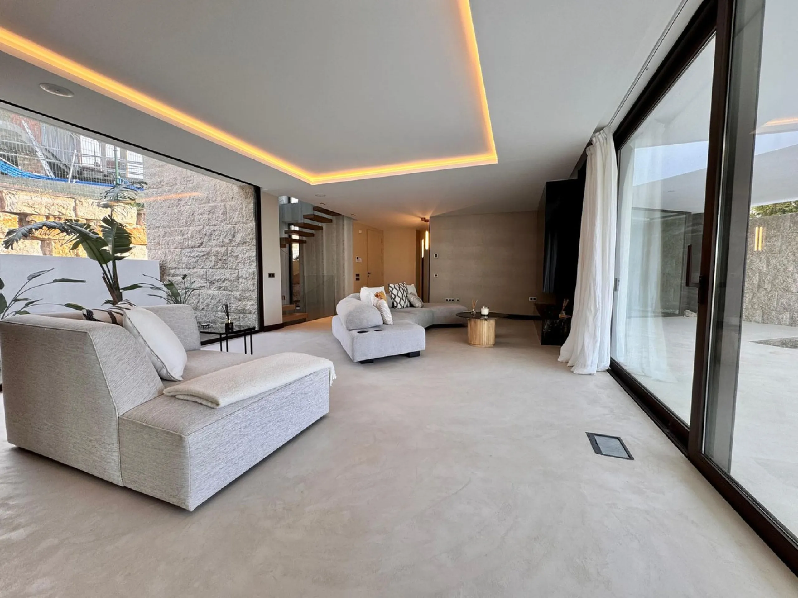 House - Detached Villa в продаже в Fuengirola, Málaga. В доме 3 спален и 4 ванных комнат. Площадь дома 435 м²