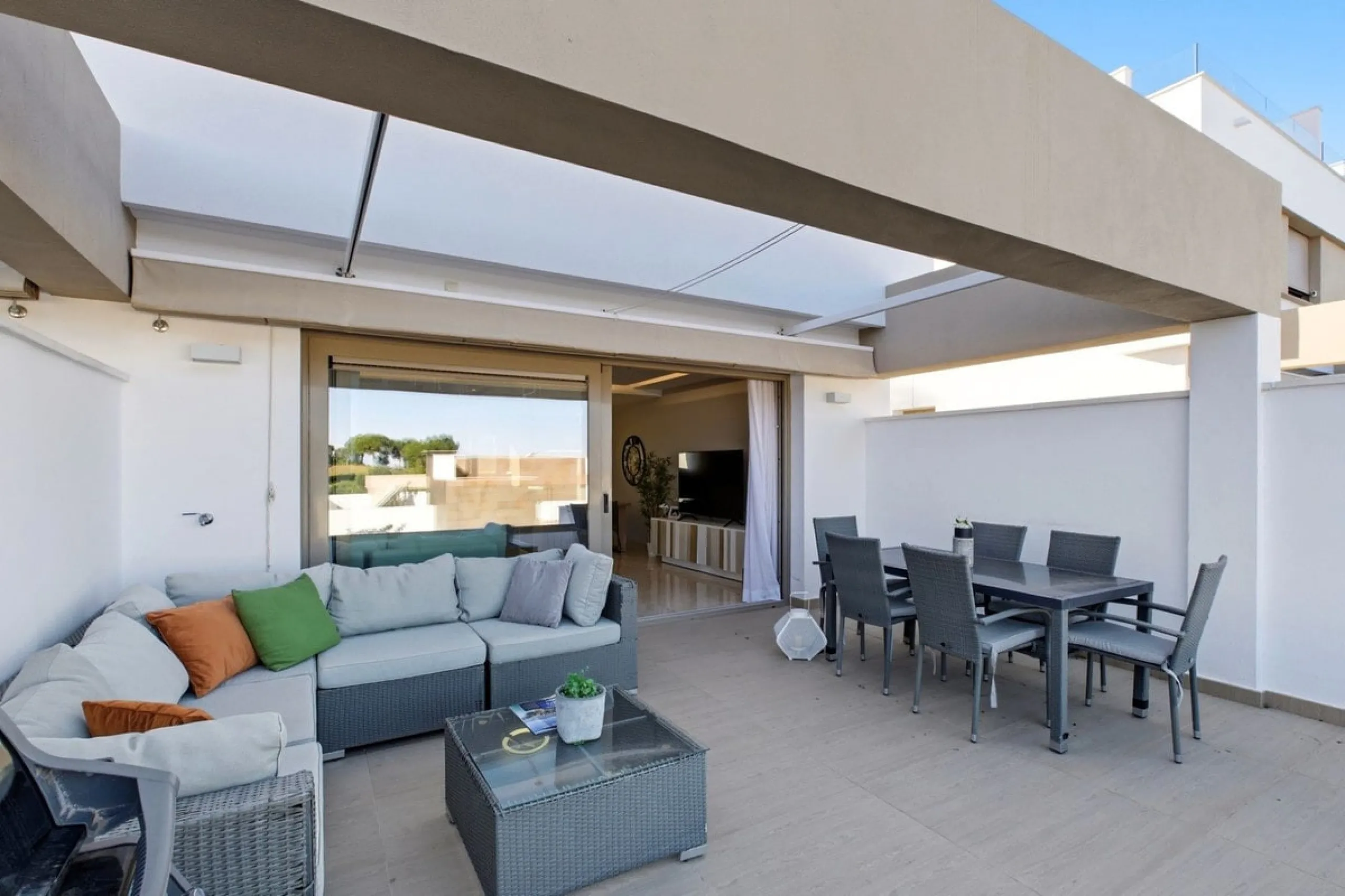 Dieses stilvolle Reihenhaus vereint Wohnraum, Natürlichkeit und modernes Design zu einem komfortablen Zuhause – ideal für den dauerhaften Wohnsitz oder als Ferienwohnung. Marmorböden und ein warmes, zeitgenössisches Ambiente zeichnen es aus