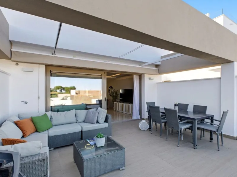 Dieses stilvolle Reihenhaus vereint Wohnraum, Natürlichkeit und modernes Design zu einem komfortablen Zuhause – ideal für den dauerhaften Wohnsitz oder als Ferienwohnung. Marmorböden und ein warmes, zeitgenössisches Ambiente zeichnen es aus