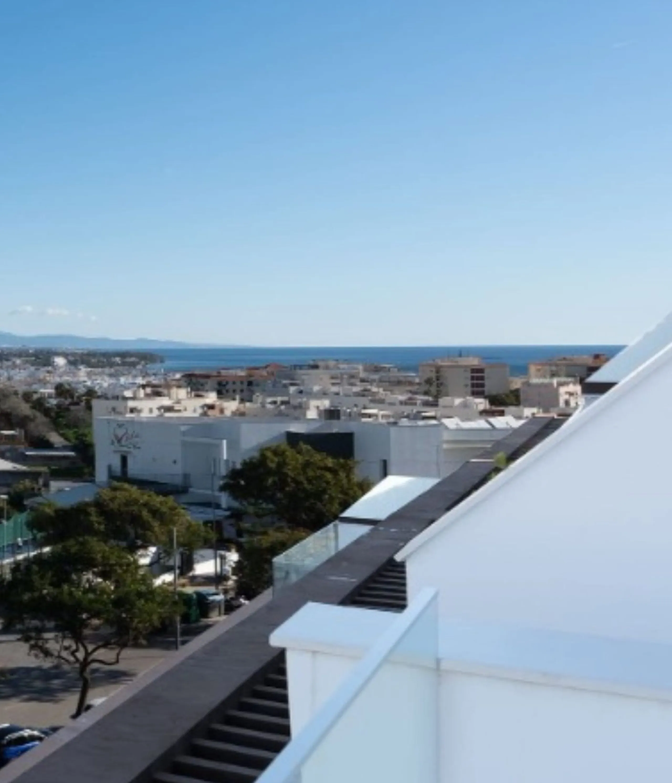 Discover this magnificent newly built apartment, located in the prestigious Las Mesas area of Estepona. Designed to combine comfort, modernity, and a privileged lifestyle, this property is ideal for those looking to enjoy the best of Estepona and the Cost