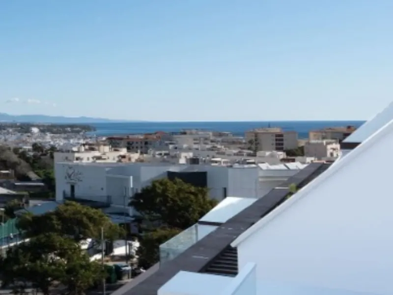Discover this magnificent newly built apartment, located in the prestigious Las Mesas area of Estepona. Designed to combine comfort, modernity, and a privileged lifestyle, this property is ideal for those looking to enjoy the best of Estepona and the Cost