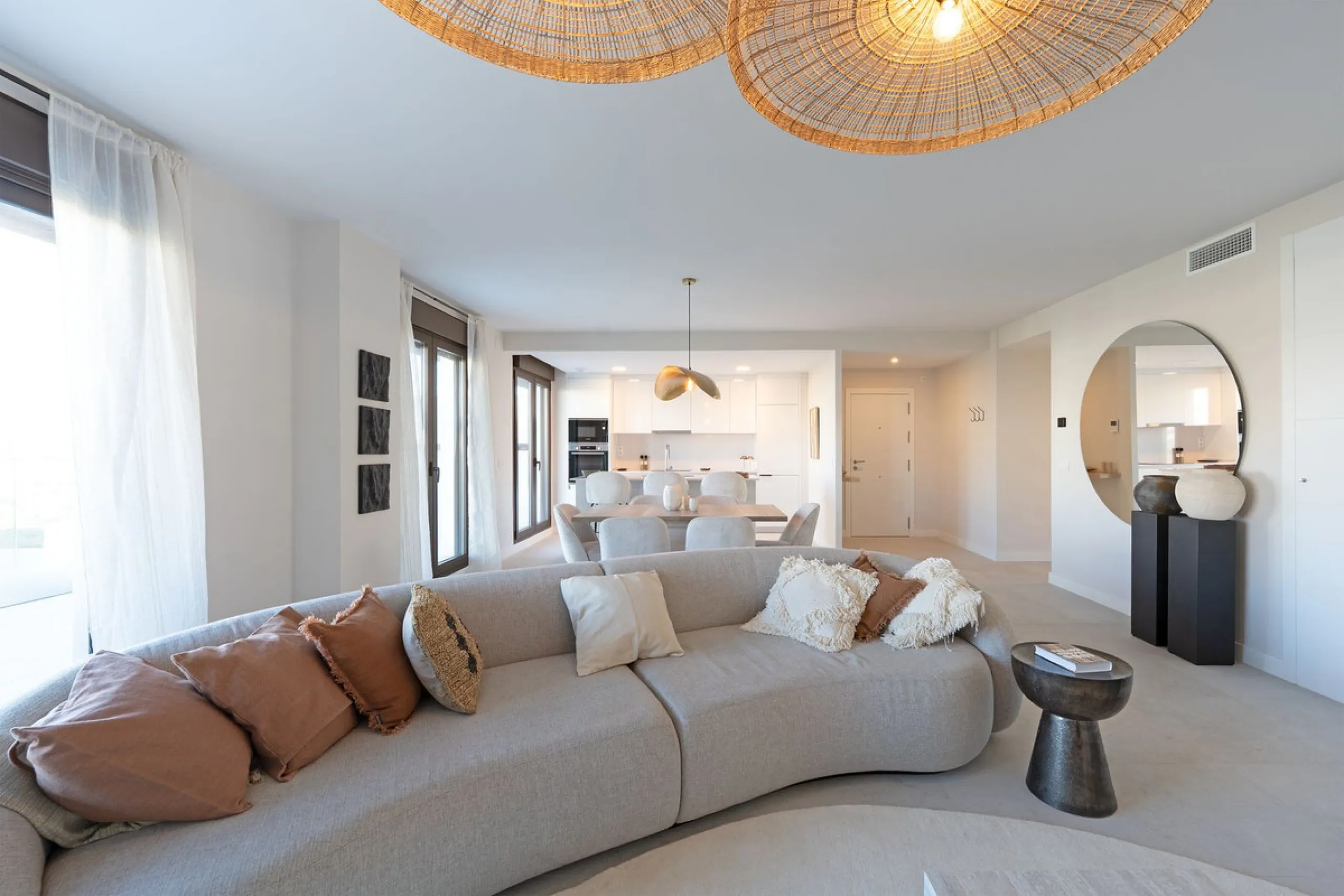 Discover this magnificent newly built apartment, located in the prestigious Las Mesas area of Estepona. Designed to combine comfort, modernity, and a privileged lifestyle, this property is ideal for those looking to enjoy the best of Estepona and the Cost