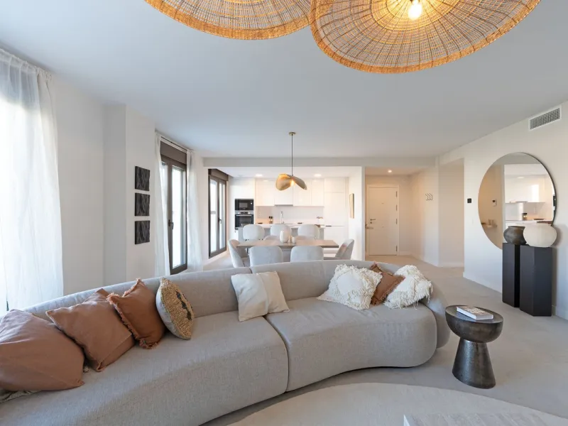 Discover this magnificent newly built apartment, located in the prestigious Las Mesas area of Estepona. Designed to combine comfort, modernity, and a privileged lifestyle, this property is ideal for those looking to enjoy the best of Estepona and the Cost