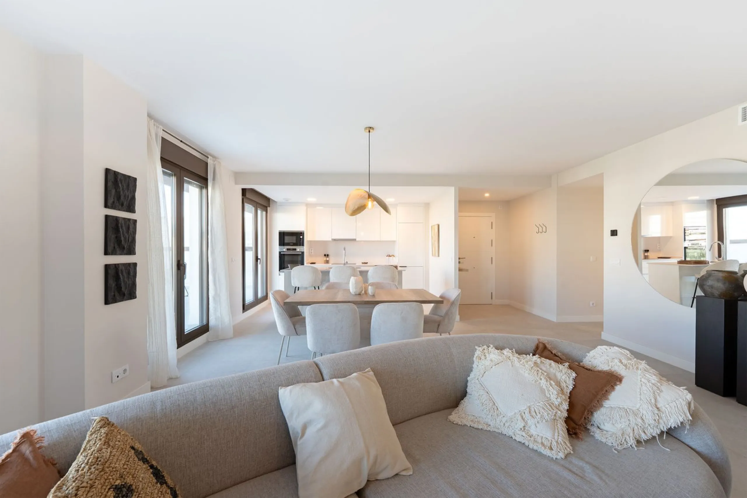 Discover this magnificent newly built apartment, located in the prestigious Las Mesas area of Estepona. Designed to combine comfort, modernity, and a privileged lifestyle, this property is ideal for those looking to enjoy the best of Estepona and the Cost
