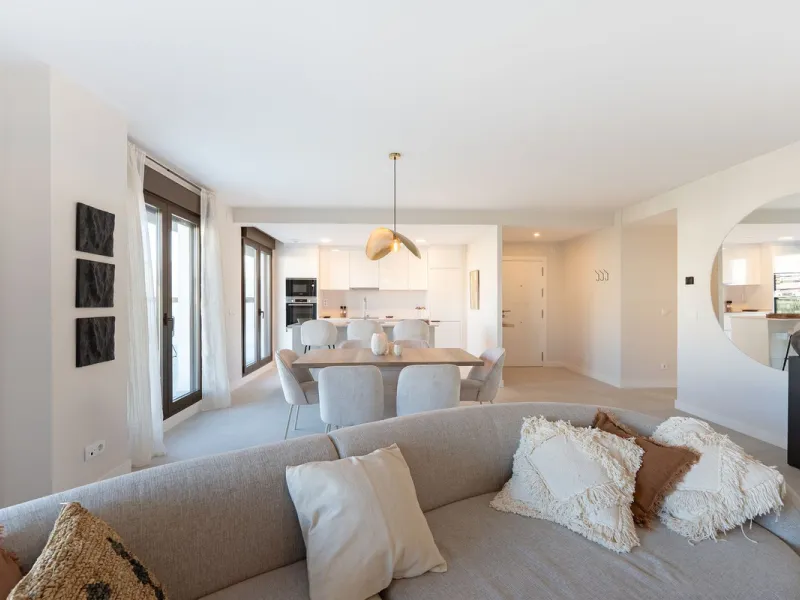 Discover this magnificent newly built apartment, located in the prestigious Las Mesas area of Estepona. Designed to combine comfort, modernity, and a privileged lifestyle, this property is ideal for those looking to enjoy the best of Estepona and the Cost
