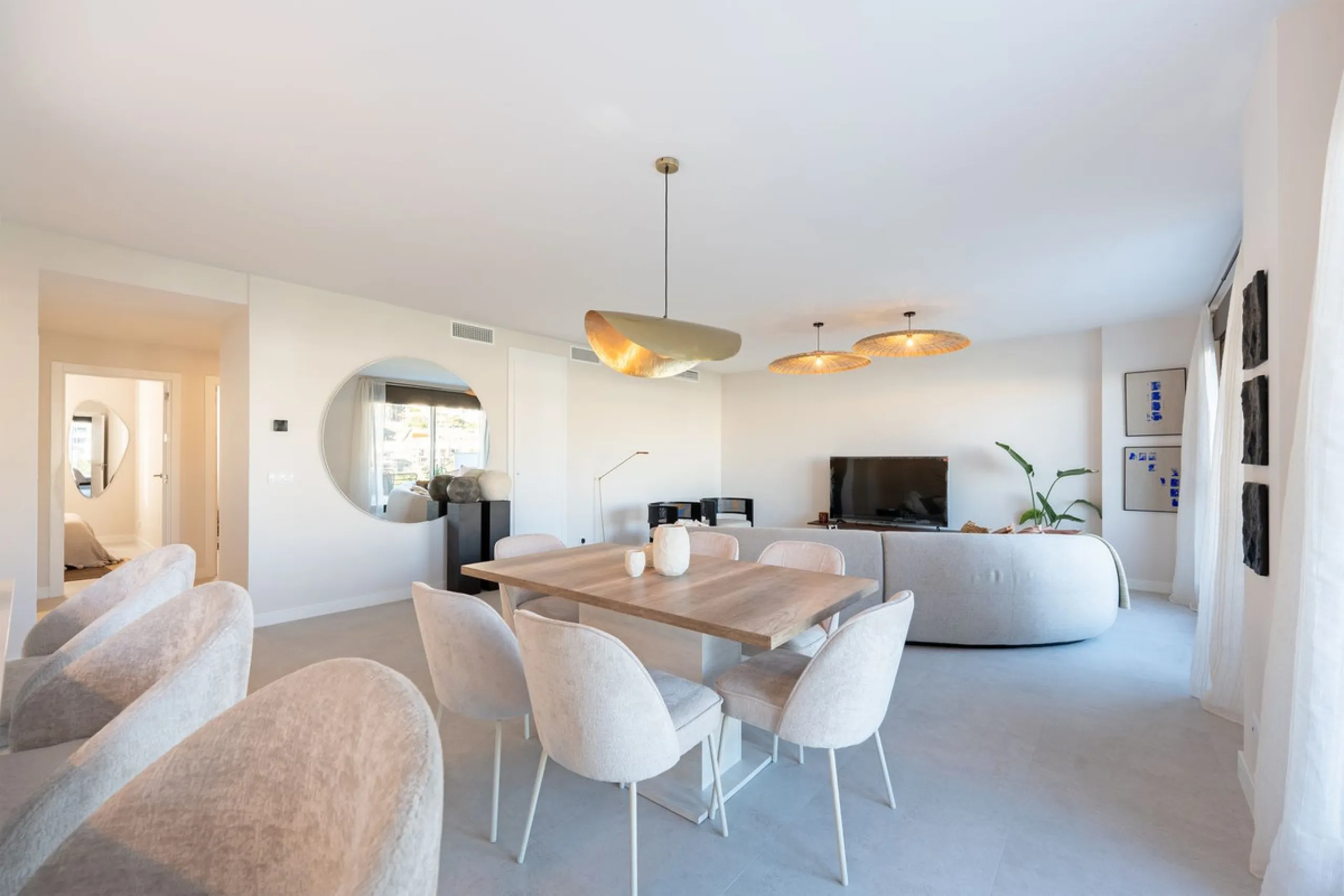 Discover this magnificent newly built apartment, located in the prestigious Las Mesas area of Estepona. Designed to combine comfort, modernity, and a privileged lifestyle, this property is ideal for those looking to enjoy the best of Estepona and the Cost