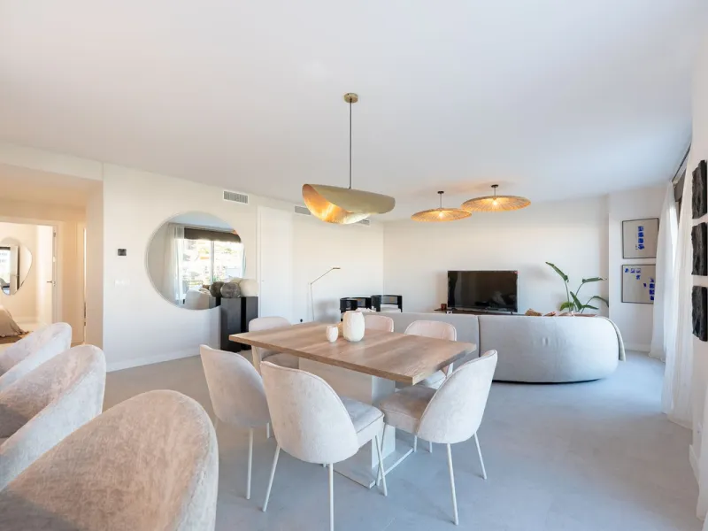 Discover this magnificent newly built apartment, located in the prestigious Las Mesas area of Estepona. Designed to combine comfort, modernity, and a privileged lifestyle, this property is ideal for those looking to enjoy the best of Estepona and the Cost