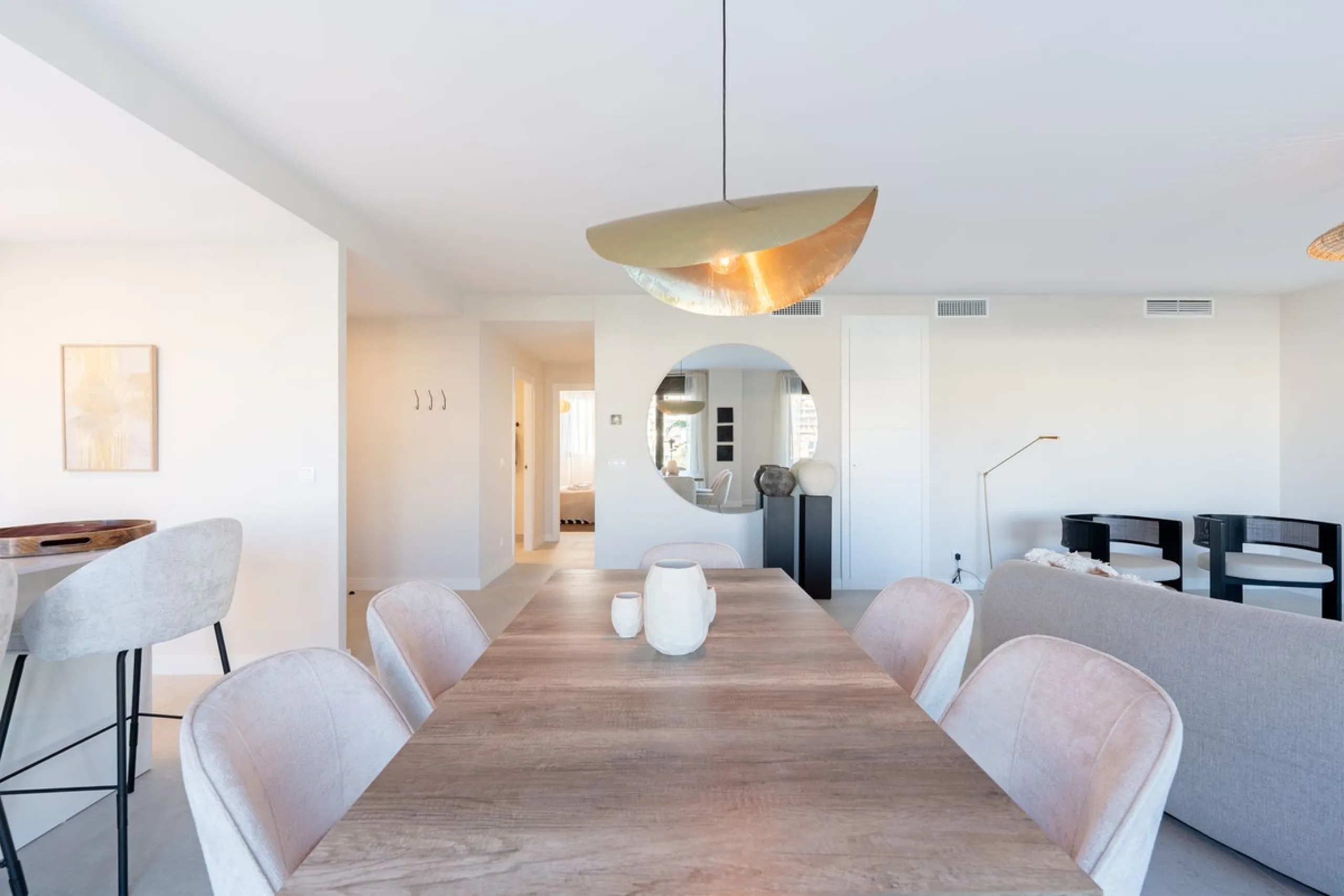 Discover this magnificent newly built apartment, located in the prestigious Las Mesas area of Estepona. Designed to combine comfort, modernity, and a privileged lifestyle, this property is ideal for those looking to enjoy the best of Estepona and the Cost