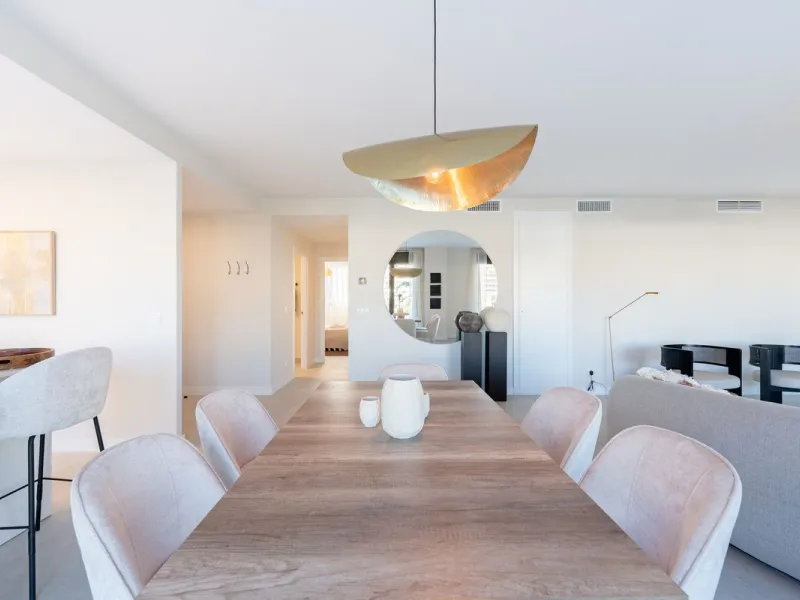 Discover this magnificent newly built apartment, located in the prestigious Las Mesas area of Estepona. Designed to combine comfort, modernity, and a privileged lifestyle, this property is ideal for those looking to enjoy the best of Estepona and the Cost