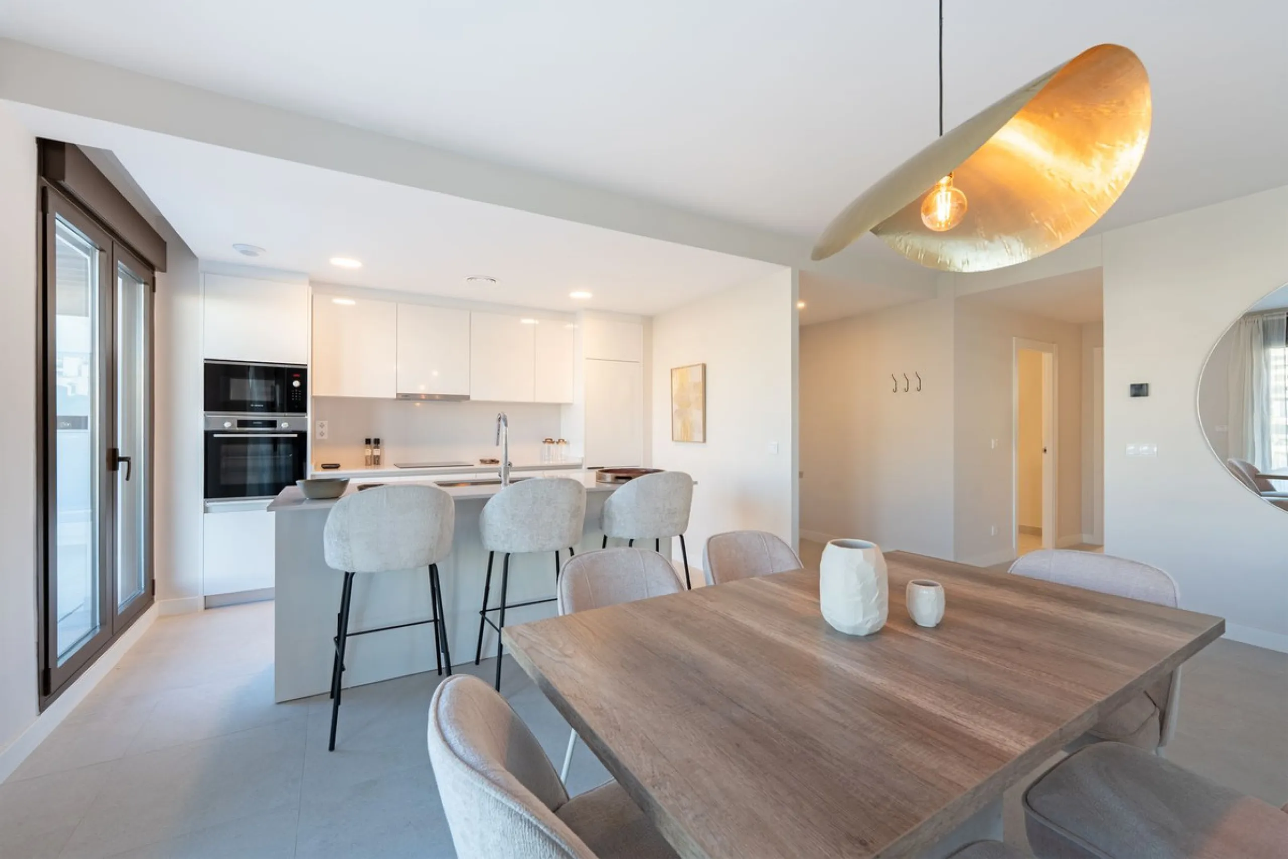Discover this magnificent newly built apartment, located in the prestigious Las Mesas area of Estepona. Designed to combine comfort, modernity, and a privileged lifestyle, this property is ideal for those looking to enjoy the best of Estepona and the Cost