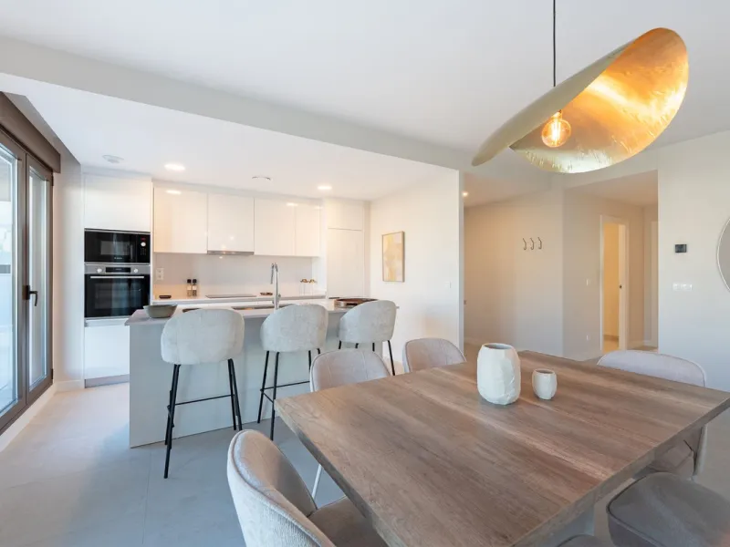 Discover this magnificent newly built apartment, located in the prestigious Las Mesas area of Estepona. Designed to combine comfort, modernity, and a privileged lifestyle, this property is ideal for those looking to enjoy the best of Estepona and the Cost