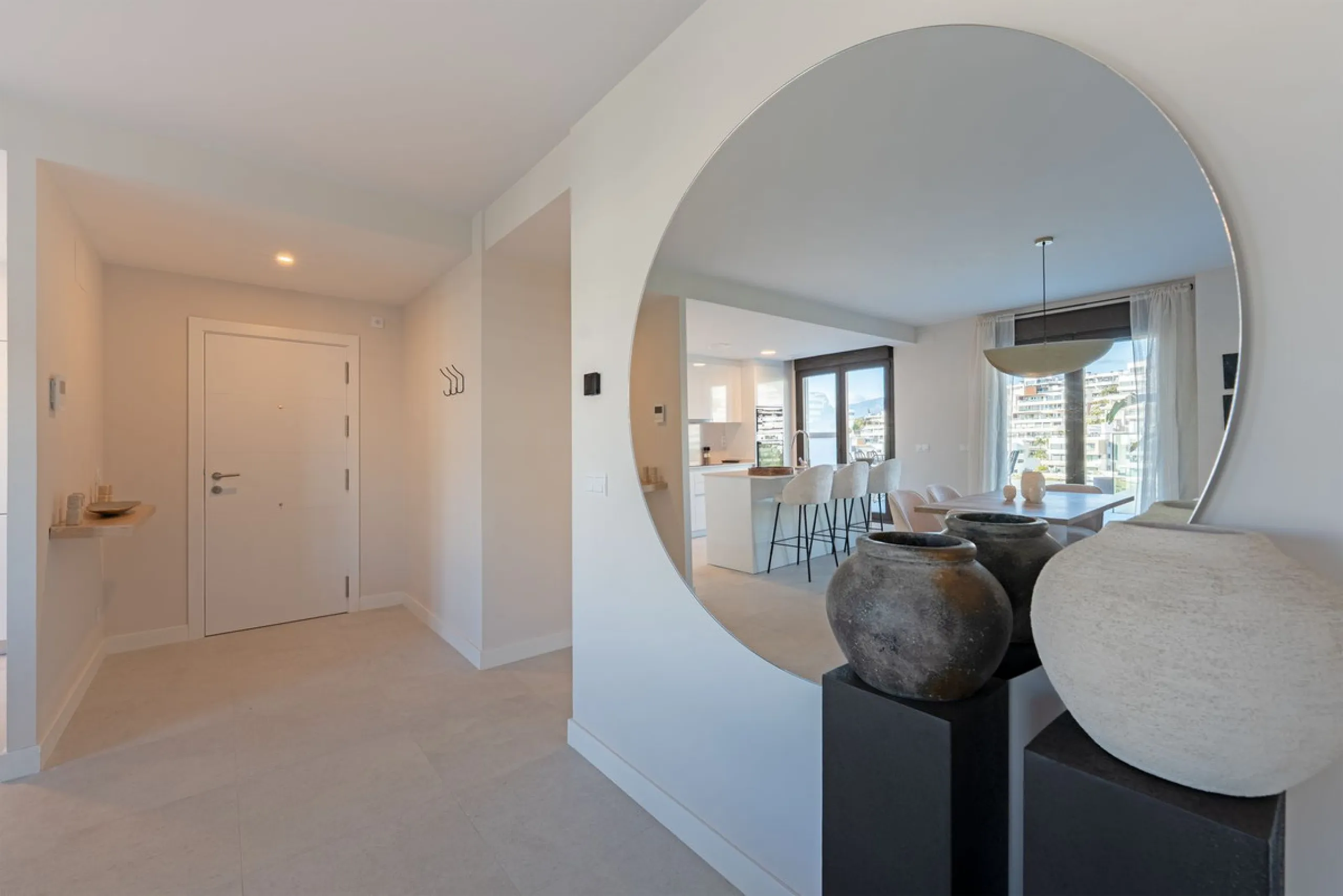 Discover this magnificent newly built apartment, located in the prestigious Las Mesas area of Estepona. Designed to combine comfort, modernity, and a privileged lifestyle, this property is ideal for those looking to enjoy the best of Estepona and the Cost