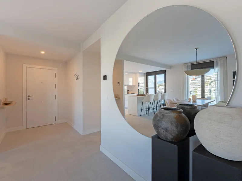 Discover this magnificent newly built apartment, located in the prestigious Las Mesas area of Estepona. Designed to combine comfort, modernity, and a privileged lifestyle, this property is ideal for those looking to enjoy the best of Estepona and the Cost
