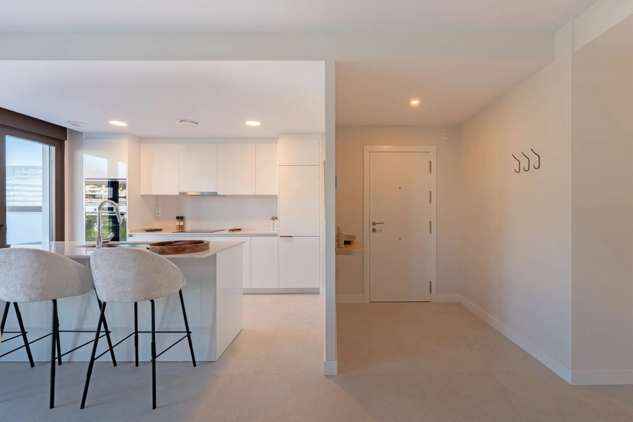 Discover this magnificent newly built apartment, located in the prestigious Las Mesas area of Estepona. Designed to combine comfort, modernity, and a privileged lifestyle, this property is ideal for those looking to enjoy the best of Estepona and the Cost