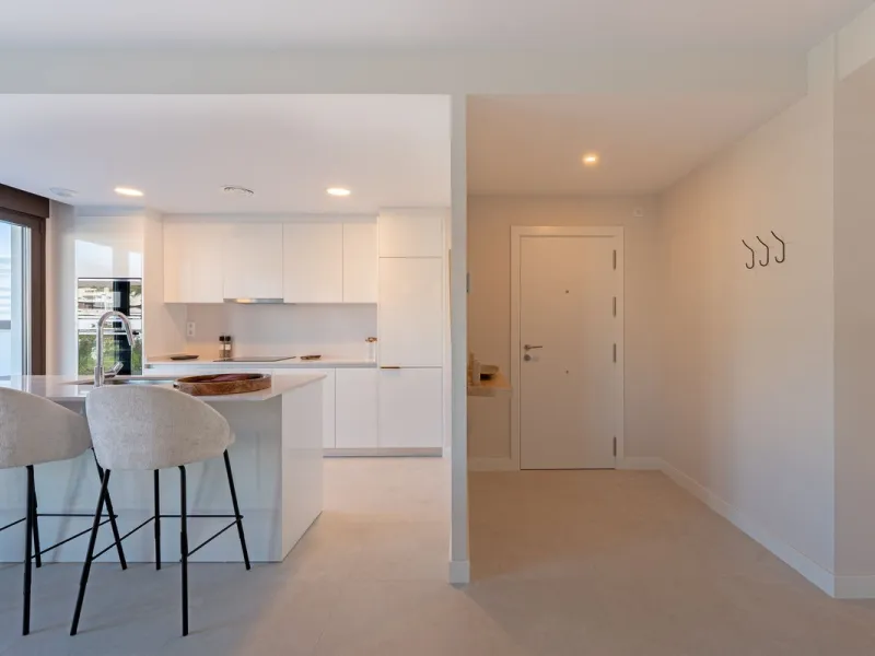 Discover this magnificent newly built apartment, located in the prestigious Las Mesas area of Estepona. Designed to combine comfort, modernity, and a privileged lifestyle, this property is ideal for those looking to enjoy the best of Estepona and the Cost