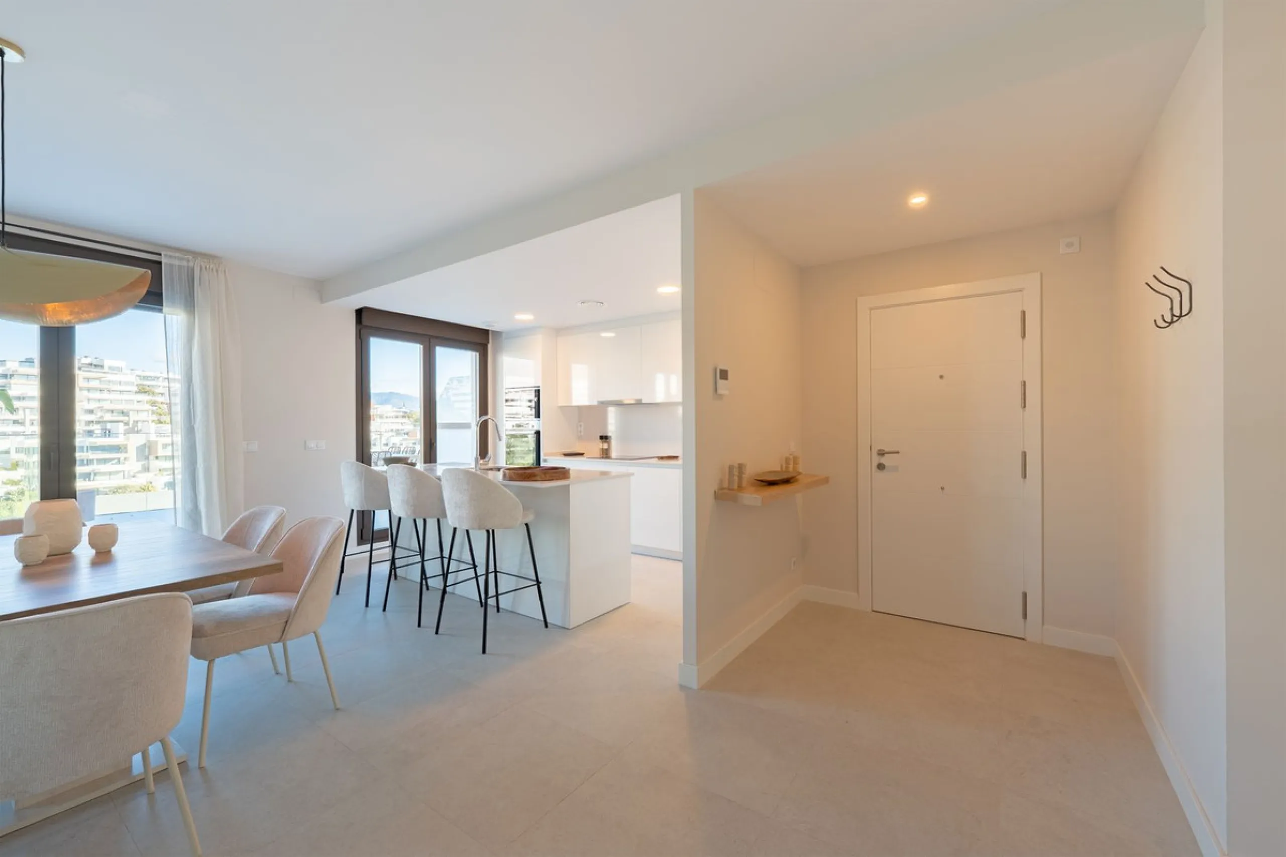 Discover this magnificent newly built apartment, located in the prestigious Las Mesas area of Estepona. Designed to combine comfort, modernity, and a privileged lifestyle, this property is ideal for those looking to enjoy the best of Estepona and the Cost