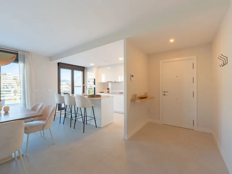 Discover this magnificent newly built apartment, located in the prestigious Las Mesas area of Estepona. Designed to combine comfort, modernity, and a privileged lifestyle, this property is ideal for those looking to enjoy the best of Estepona and the Cost