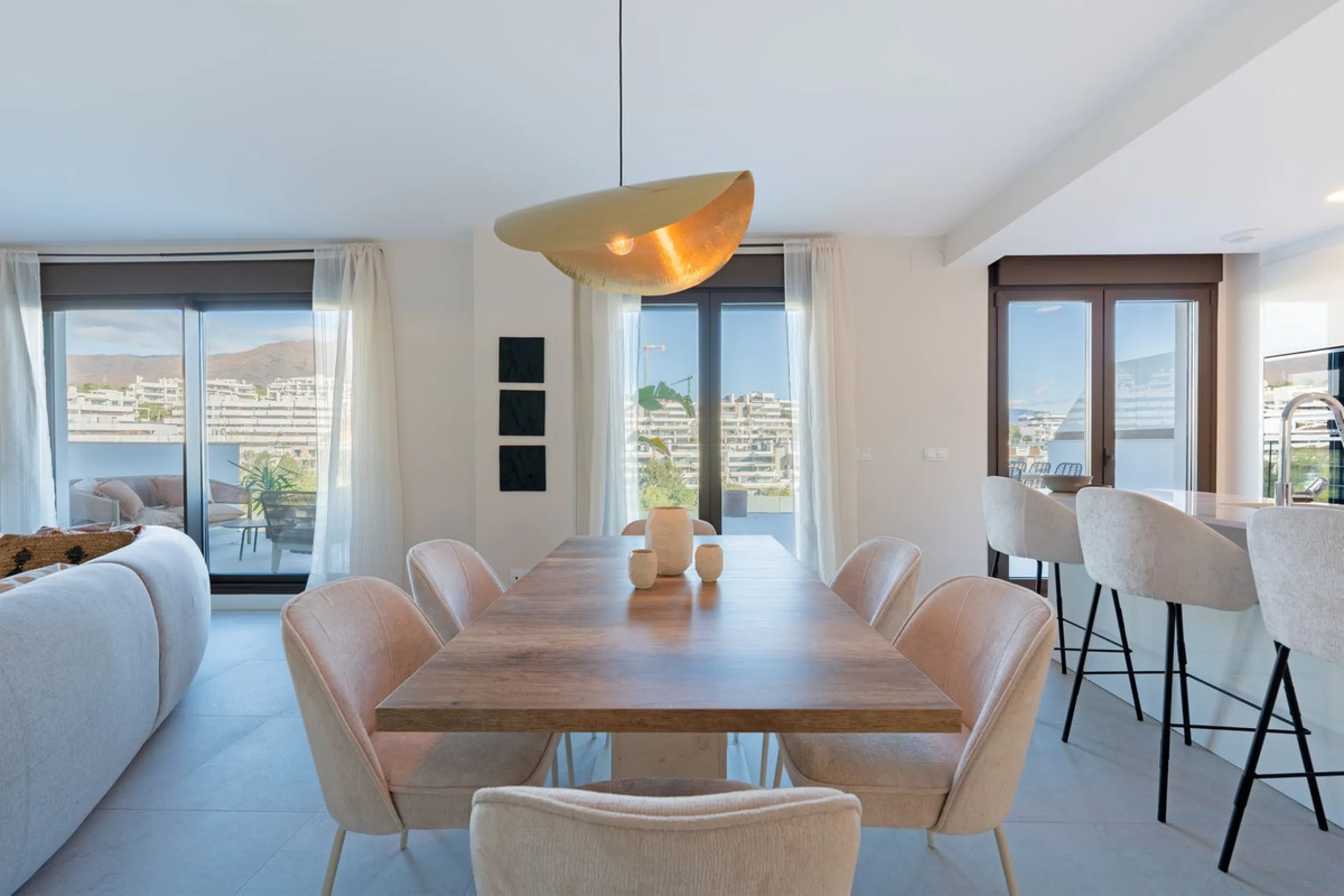 Discover this magnificent newly built apartment, located in the prestigious Las Mesas area of Estepona. Designed to combine comfort, modernity, and a privileged lifestyle, this property is ideal for those looking to enjoy the best of Estepona and the Cost