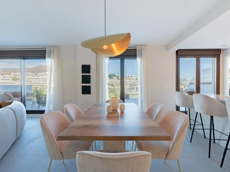 Discover this magnificent newly built apartment, located in the prestigious Las Mesas area of Estepona. Designed to combine comfort, modernity, and a privileged lifestyle, this property is ideal for those looking to enjoy the best of Estepona and the Cost