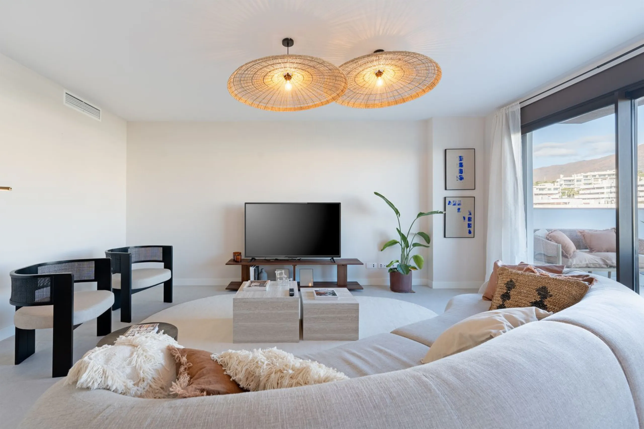 Discover this magnificent newly built apartment, located in the prestigious Las Mesas area of Estepona. Designed to combine comfort, modernity, and a privileged lifestyle, this property is ideal for those looking to enjoy the best of Estepona and the Cost