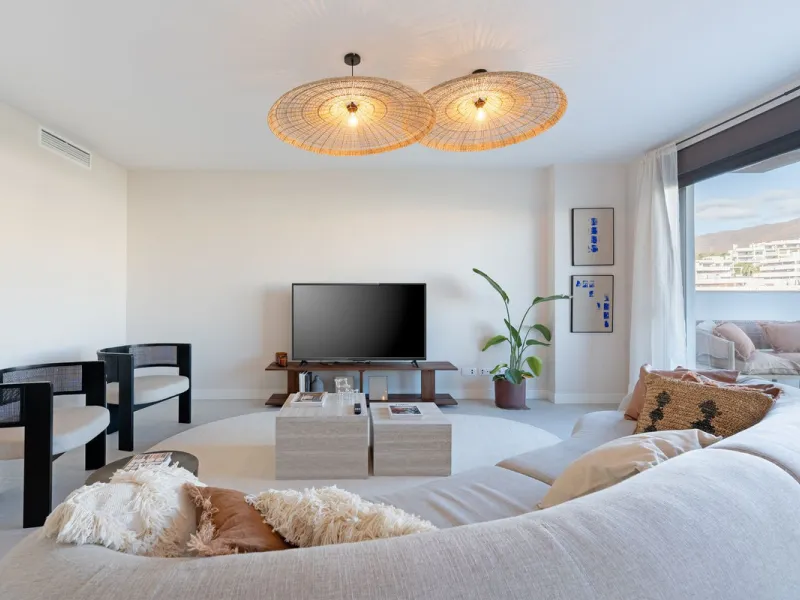 Discover this magnificent newly built apartment, located in the prestigious Las Mesas area of Estepona. Designed to combine comfort, modernity, and a privileged lifestyle, this property is ideal for those looking to enjoy the best of Estepona and the Cost