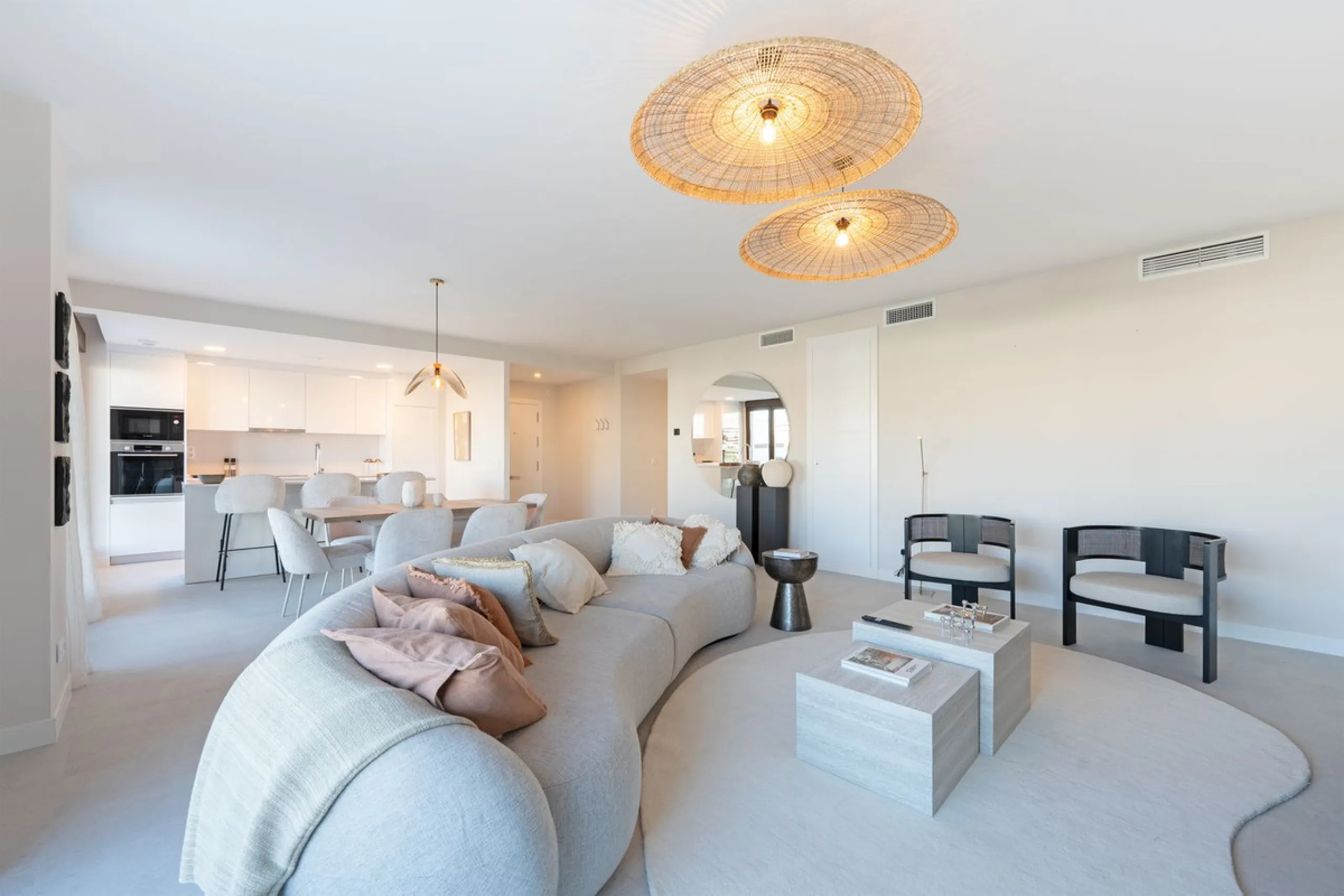 Discover this magnificent newly built apartment, located in the prestigious Las Mesas area of Estepona. Designed to combine comfort, modernity, and a privileged lifestyle, this property is ideal for those looking to enjoy the best of Estepona and the Cost