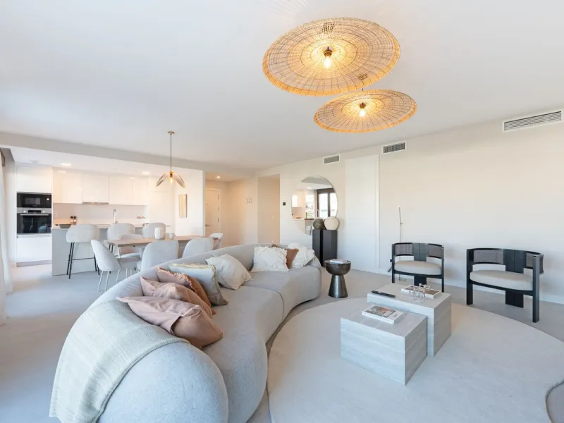 Discover this magnificent newly built apartment, located in the prestigious Las Mesas area of Estepona. Designed to combine comfort, modernity, and a privileged lifestyle, this property is ideal for those looking to enjoy the best of Estepona and the Cost