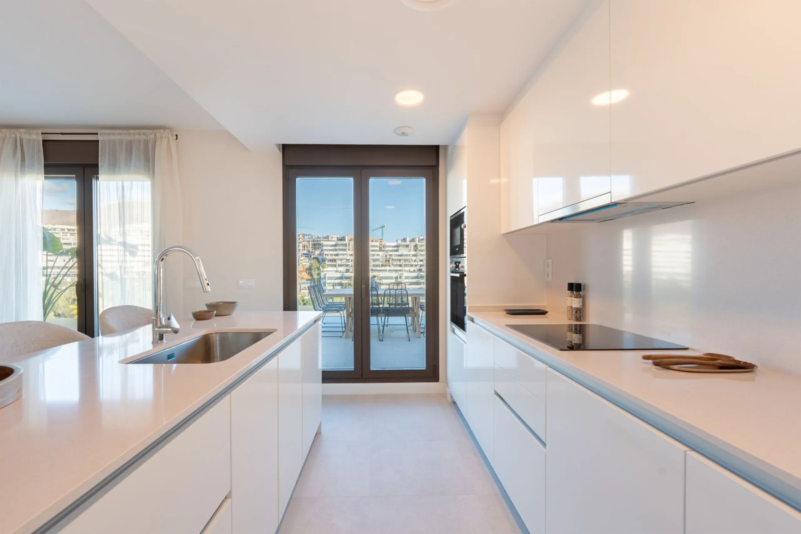 Discover this magnificent newly built apartment, located in the prestigious Las Mesas area of Estepona. Designed to combine comfort, modernity, and a privileged lifestyle, this property is ideal for those looking to enjoy the best of Estepona and the Cost