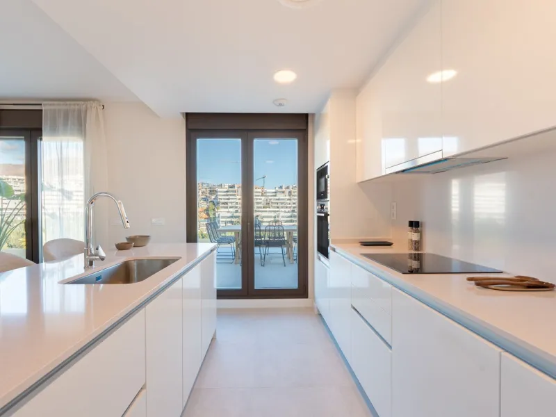 Discover this magnificent newly built apartment, located in the prestigious Las Mesas area of Estepona. Designed to combine comfort, modernity, and a privileged lifestyle, this property is ideal for those looking to enjoy the best of Estepona and the Cost