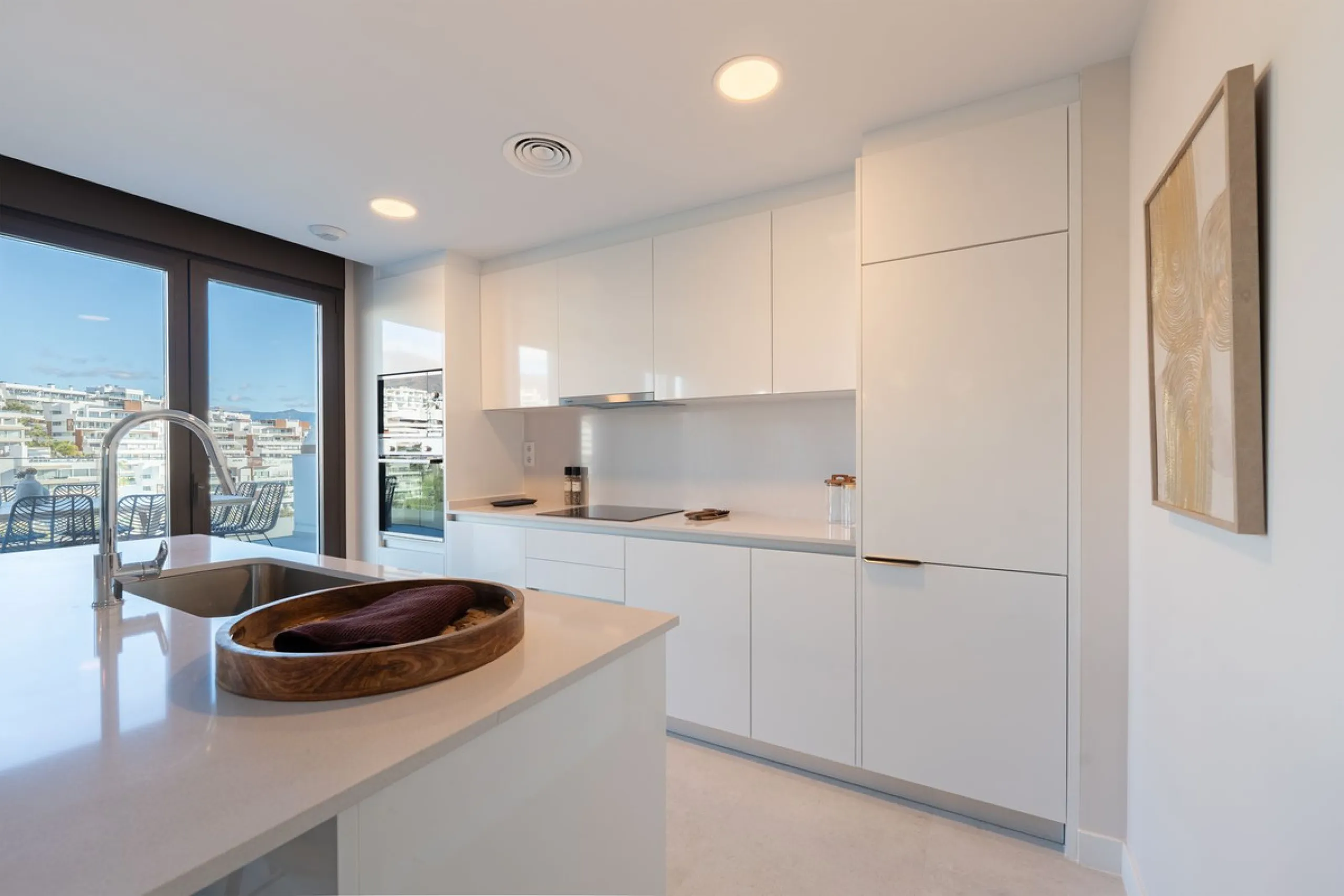 Discover this magnificent newly built apartment, located in the prestigious Las Mesas area of Estepona. Designed to combine comfort, modernity, and a privileged lifestyle, this property is ideal for those looking to enjoy the best of Estepona and the Cost